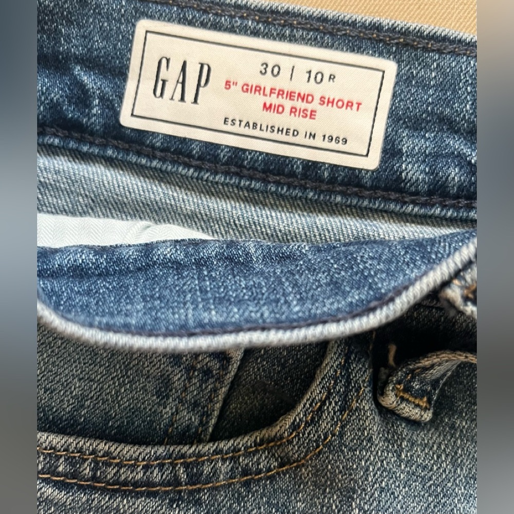 GAP Girlfriend Denim Shorts - Picture 2 of 2